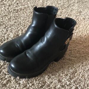 Black Heeled Chelsea Boots with Leather Finish